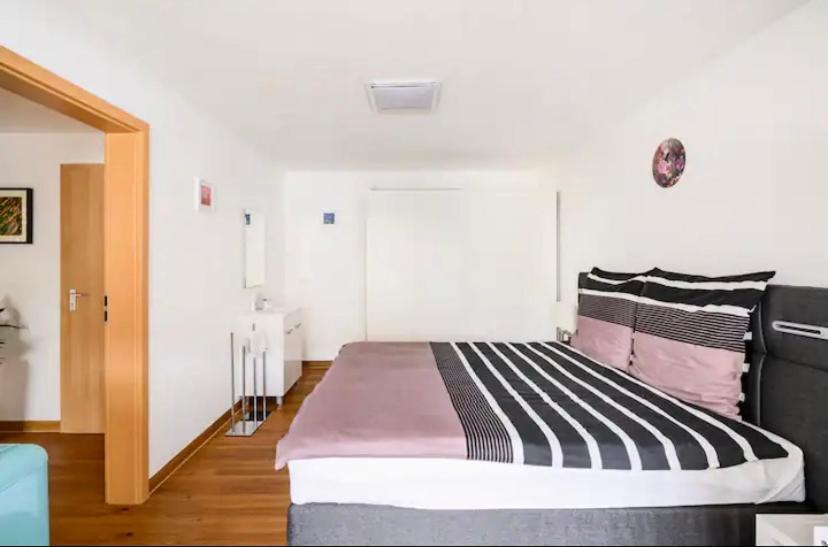 Guenstiges Gruenes Ferienzimmer Mit Separater Moderner Dusche เลอร์ราค ภายนอก รูปภาพ