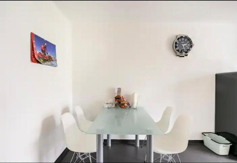 Guenstiges Gruenes Ferienzimmer Mit Separater Moderner Dusche เลอร์ราค ภายนอก รูปภาพ